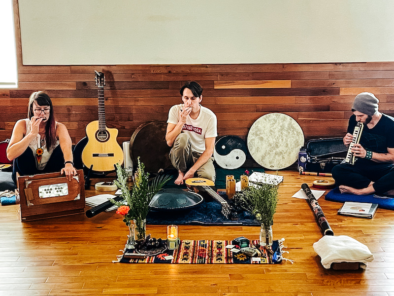 4971565504862579552 LIve music during yoga